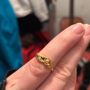 Elegant Gold and Green Women's Ring
